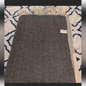 Liz Claiborne Gray and Cream Woven Throw with Fringe. 68 X 56